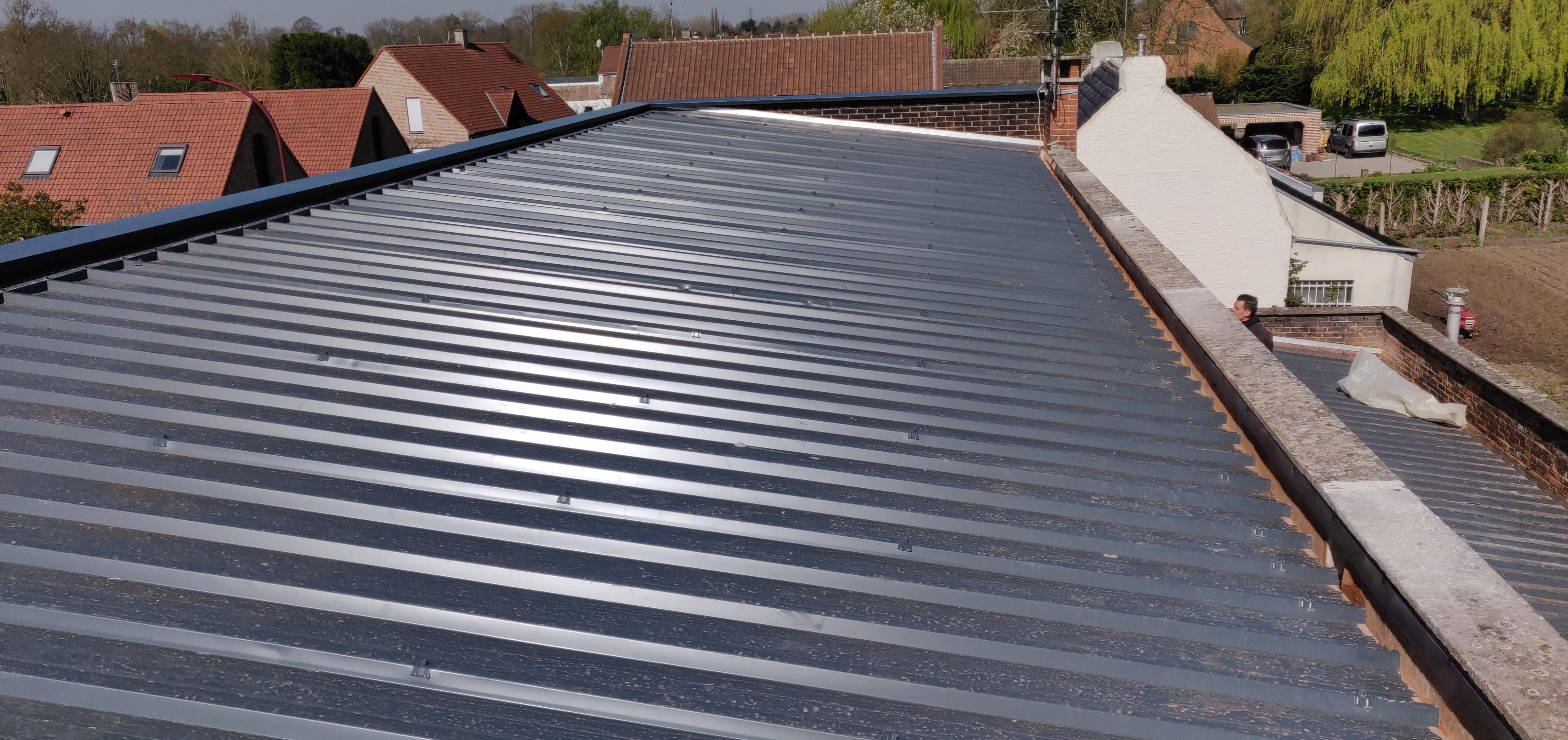 Pose de ch&eacute;neau en zinc sur couverture traditionnelle